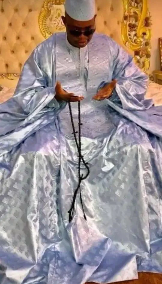 Professeur Cheikh en prière avec chapelet, pratique quotidienne du marabout voyant médium